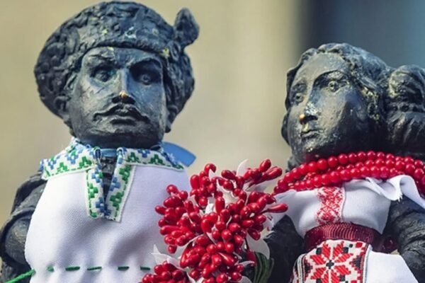 У Мукачеві мініскульптури одягнули у мінівишиванки (ФОТО)