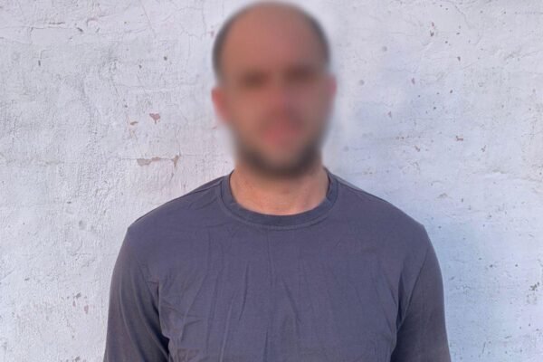 У Києві поліція затримала мародера, який обкрадав пошкоджені квартири після ракетного удару