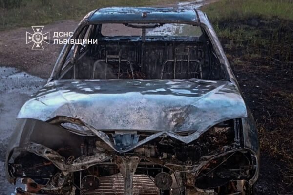 На Львівщині у салоні палаючого автомобіля рятувальники виявили тіло людини