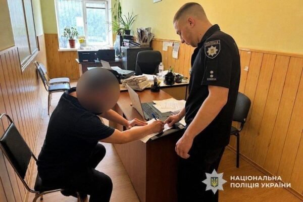 У Дніпрі чоловік виганяв жінку з дому і побився з поліцією