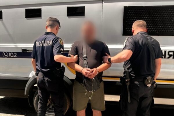 Зупинили за 100 метрів від кордону з Румунією: На Закарпатті затримали переправника з «клієнтами»