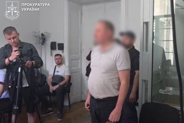 Підозрюваних у вимаганні грошей топпосадовців Франківської мерії взяли під варту в залі суду