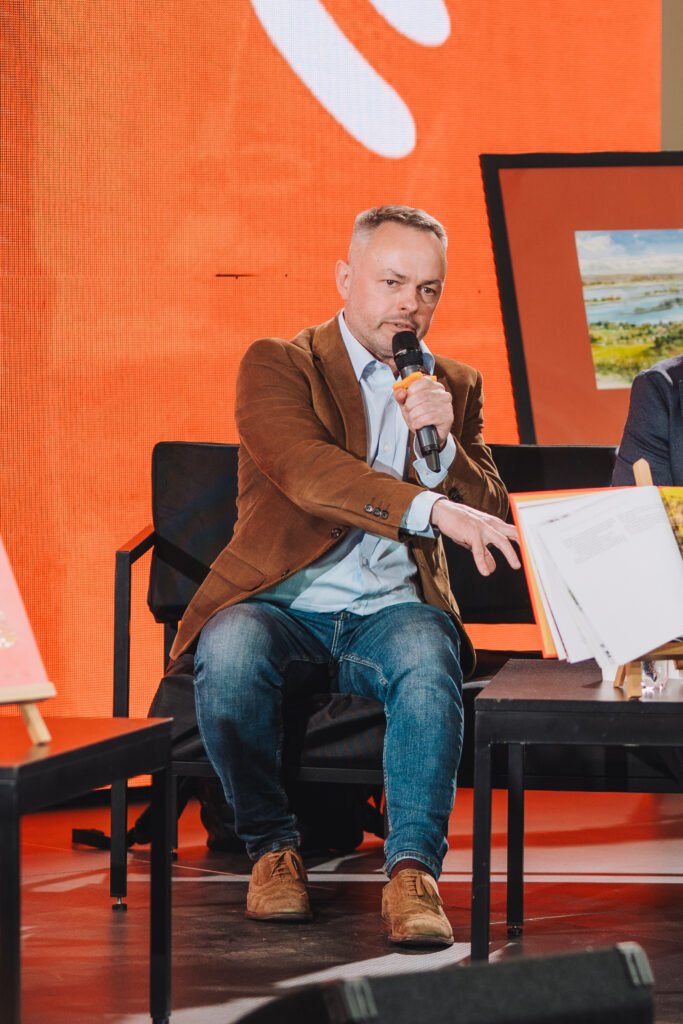 Автор повісті Олександр Зінченко зізнається, що для нього ця книга насамперед про війну і про незламність 