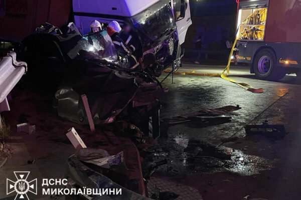 На Миколаївщині сталося зіткнення легковика і фури: Загиблого водія діставали рятувальники