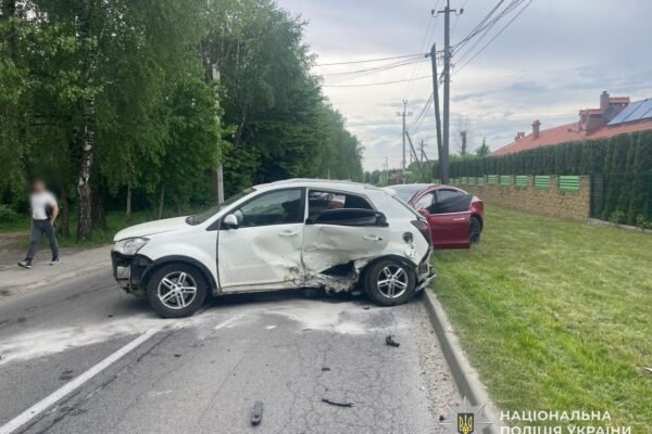 Внаслідок ДТП під Львовом постраждали троє людей: Серед них дитина (ФОТО)
