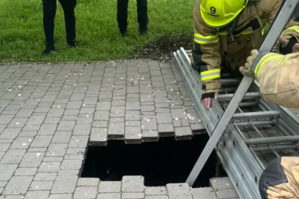 В Одесі під школяркою провалилася тротуарна плитка: 10-річна дитина впала на глибину 4 метри (ФОТО, ВІДЕО)
