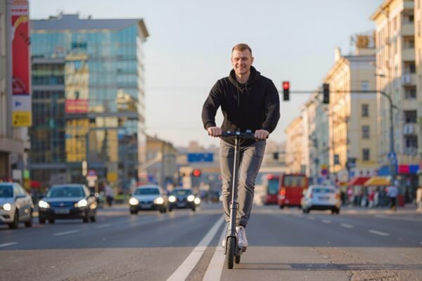 Більшість українців вважають електросамокати небезпечним видом транспорту (Дослідження)