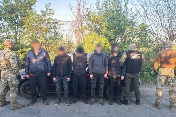 Буковинські прикордонники впіймали групу ухилянтів, що прямували у бік Молдови