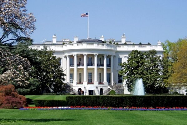 Трамп збирається облаштувати хаб для дронів на даху Білого дому