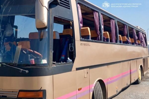 Внаслідок удару по Дніпропетровщині пошкоджений автобус із дітьми (ФОТО)