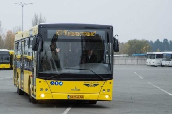 У Києві внаслідок нічної атаки перекрито рух транспорту на низці вулиць