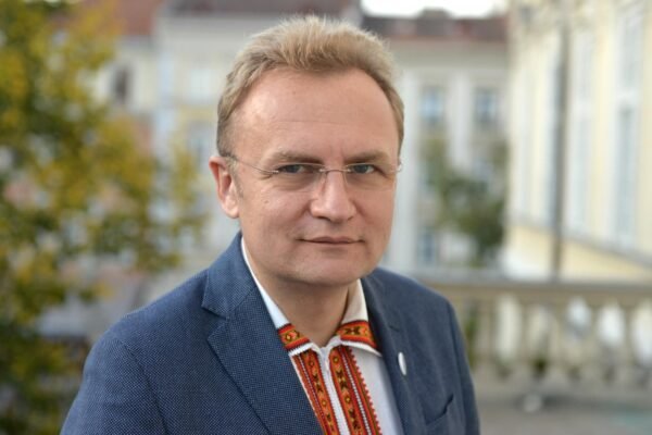 У центрі Львова 46-річний чоловік облив мера Садового невідомою рідиною
