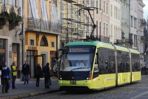 Через заходи до Дня міста громадський транспорт у Львові курсуватиме зі змінами