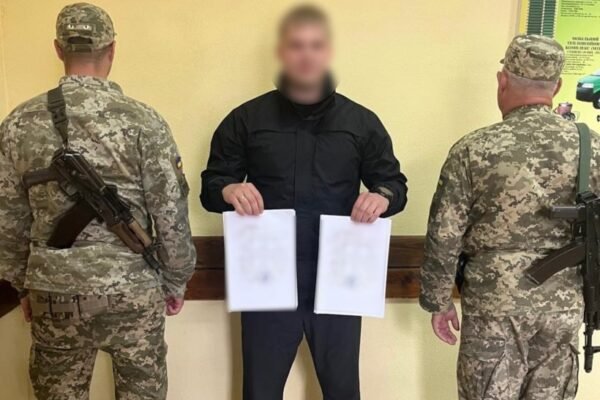 Житель Запоріжжя намагався виїхати за кордон з фіктивними документами про батьківство