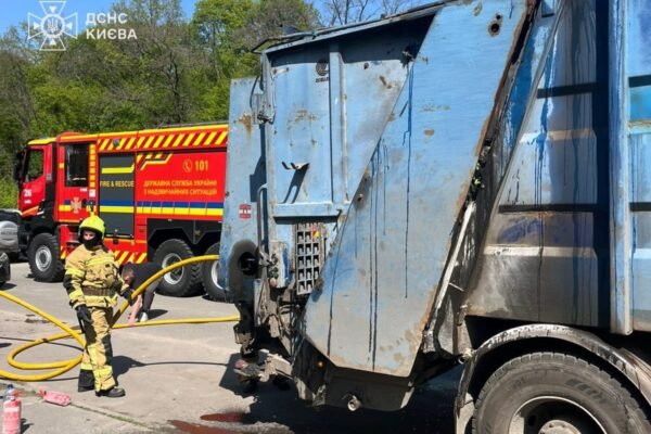У Голосіївському районі загорівся сміттєвоз