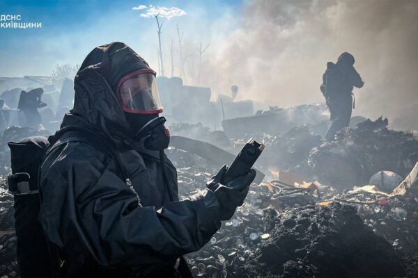 Рятувальники ліквідували масштабну пожежу на підприємстві у селі Шкарівка