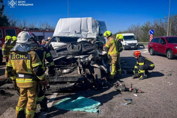 На трасі Київ — Одеса рятувальники деблокували постраждалих внаслідок ДТП (ФОТО)