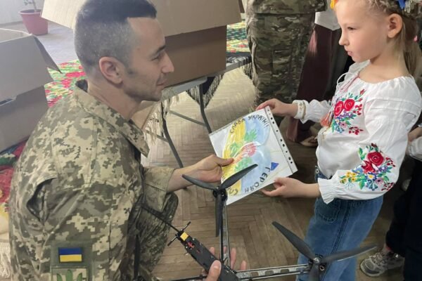 У Бучі дошкільнята передали дрони та малюнки захисникам