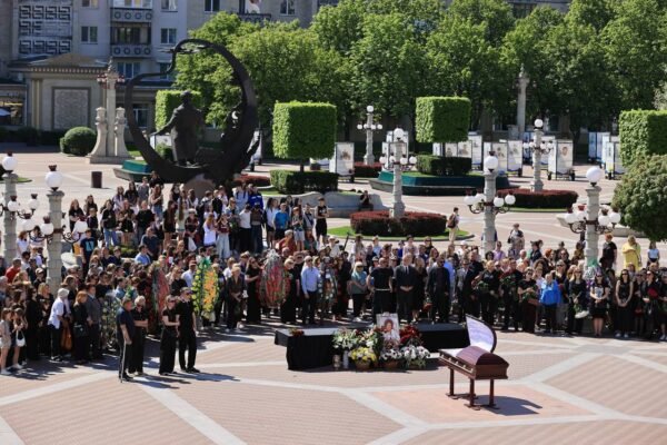 В Ірпені сотні людей прийшли попрощатися з померлою директоркою ліцею Валентиною Антоненко (ФОТО)