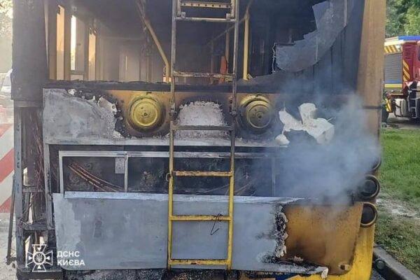 На Подолі рятувальники оперативно ліквідували пожежу у тролейбусі