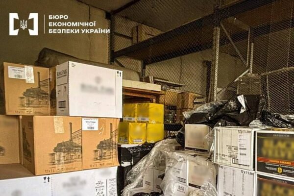 БЕБ викрило контрабандистів, які завозили алкоголь в Україну під виглядом дипломатичного багажу