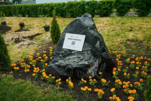 У День матері в Обухові висадили понад 200 кущів калини (ФОТО)