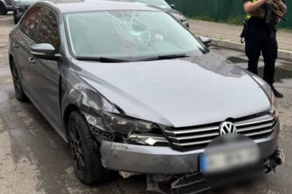 Нічне ДТП у Дарницькому районі: Водій протаранив автівки, ледь не збив пішохода та втік