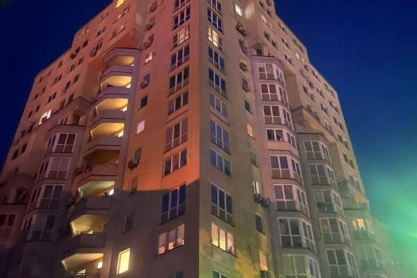 У Києві уламки БпЛА впали на дах багатоповерхівки (ФОТО)