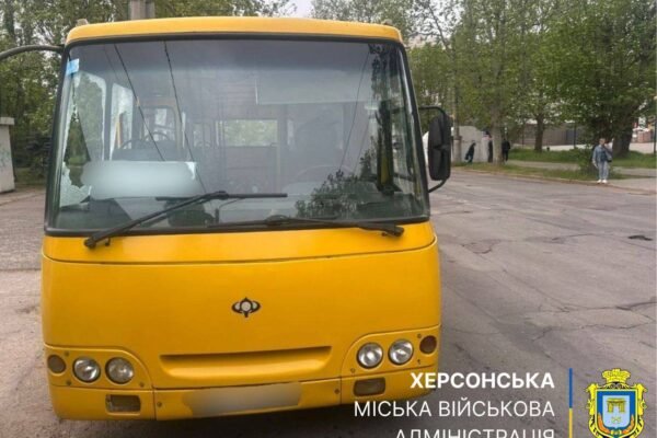 У Херсоні росіяни атакували маршрутку з пасажиами (ФОТО)