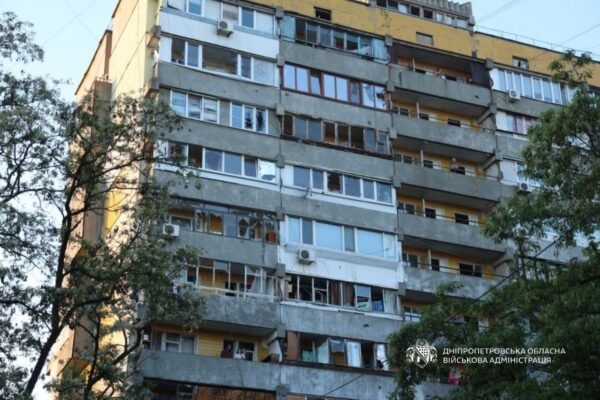 У Дніпрі росіяни дроном знищили квартиру у багатоповерхівці (ВІДЕО)