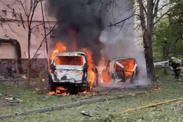 Росіяни вдарили “шахедами” по Одесі: Уламки впали на 9-поверхівку