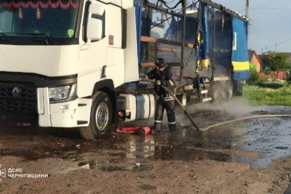 На Чернігівщині внаслідок обстрілів спалахнули пожежі