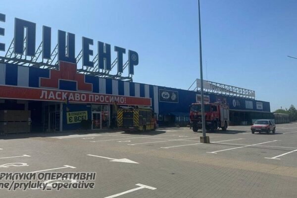 У Прилуках після прильоту балістики горить “Епіцентр”. Є загиблі та майже 20 поранених