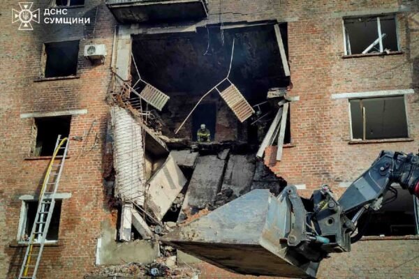 Росіяни масовано вдарили по Конотопу на Сумщині. Під завалами шукають людей