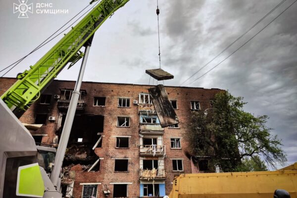 В Конотопі з-під завалів дістали тіло жінки