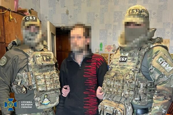 Маскувався під літнього чоловіка та коригував удари росіян: У Запоріжжі затримали ворожого агента