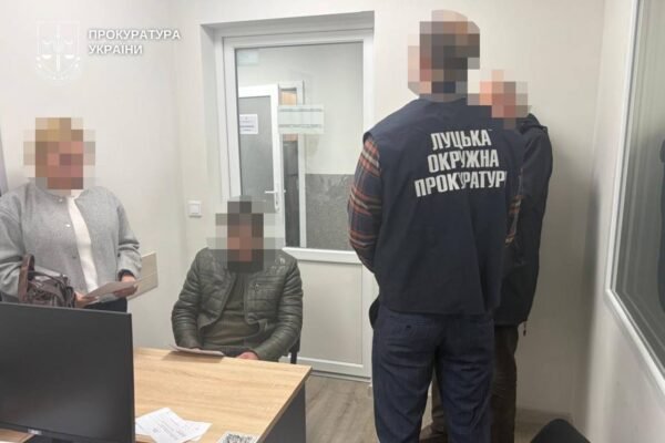 На хабарі в розмірі 30 тисяч доларів погорів посадовець Луцької міськради