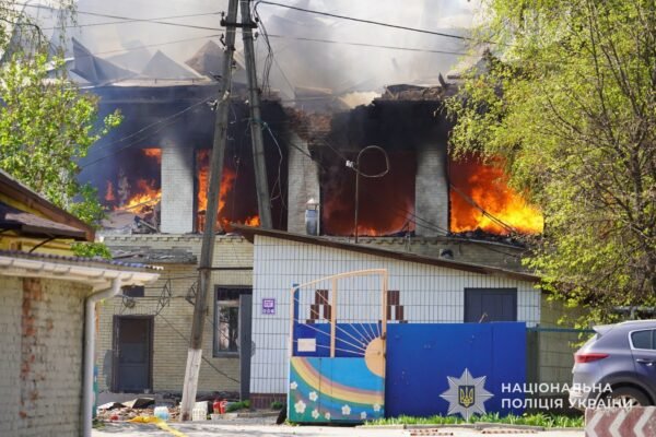 Поліція показала кадри з місця удару по дитсадку в Сумах. Відомо про двох постраждалих