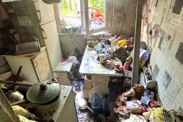 У Харкові чоловік загинув під час пожежі у квартирі: Дітей евакуювали (ФОТО)