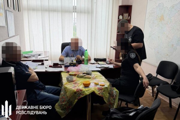 На хабарі у розмірі 300 тис. гривень погорів посадовець Держгеокадастру Харківщини
