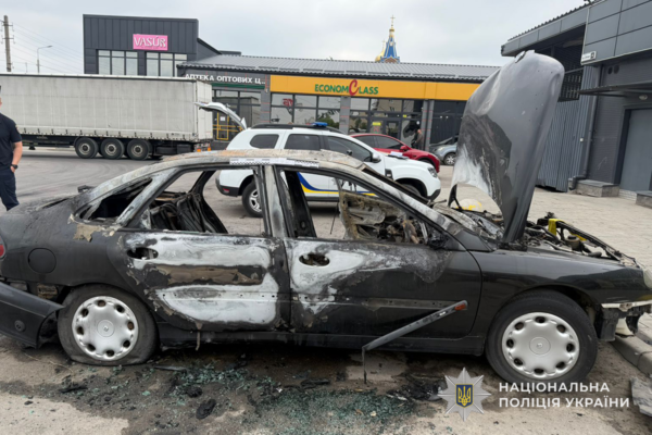 На Тернопільщині п’яний школяр спалив покинутий автомобіль (ФОТО)