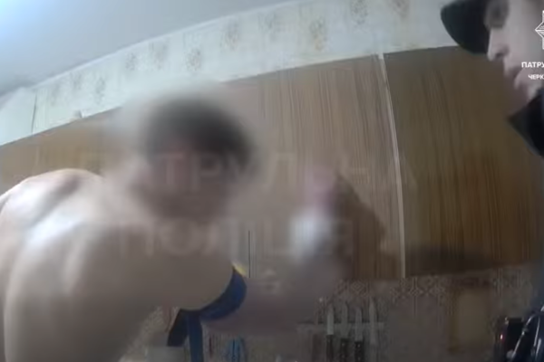 У Черкасах патрульні врятували чоловіка, який порізався скляними дверима та мав сильну кровотечу
