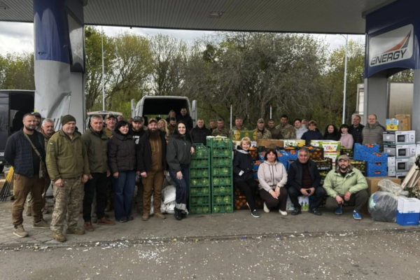Черкаські освітяни передали на Схід інвентар, продукти та дитячі малюнки для військових (ФОТО)