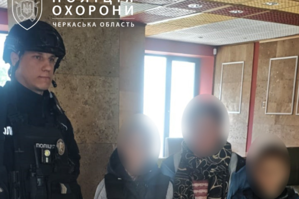 У Черкасах оперативно розшукали 8-річного хлопчика, який загубився дорогою зі школи