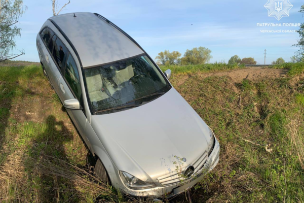 Нетверезий водій на Черкащині влаштував аварію та втік — Mercedes-Benz вилетів в кювет (ФОТО)
