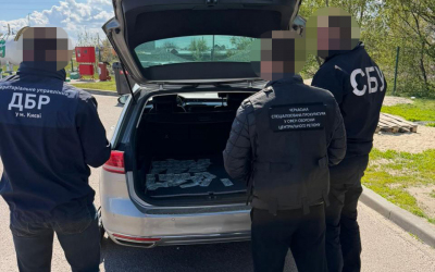 На Черкащині ДБР викрило прикордонника, який заплатив начальнику 5 тисяч доларів, щоб залишити частину