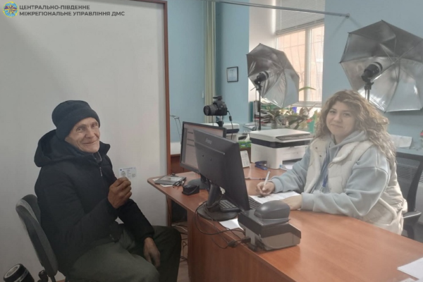 Майже 30 років без паспорта: На Черкащині чоловіку відновили документи завдяки колишній дружині