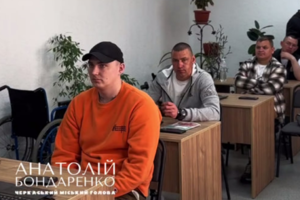 У Черкасах ветерани розпочали безкоштовне навчання з водіння на адаптованому авто