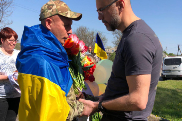 Після майже 1000 днів полону на Черкащину додому повернувся військовий, який сам виховує трьох дітей