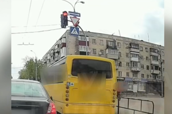 У Черкасах після відео в мережі покарали водія автобуса, який проїхав на заборонений сигнал світлофора
